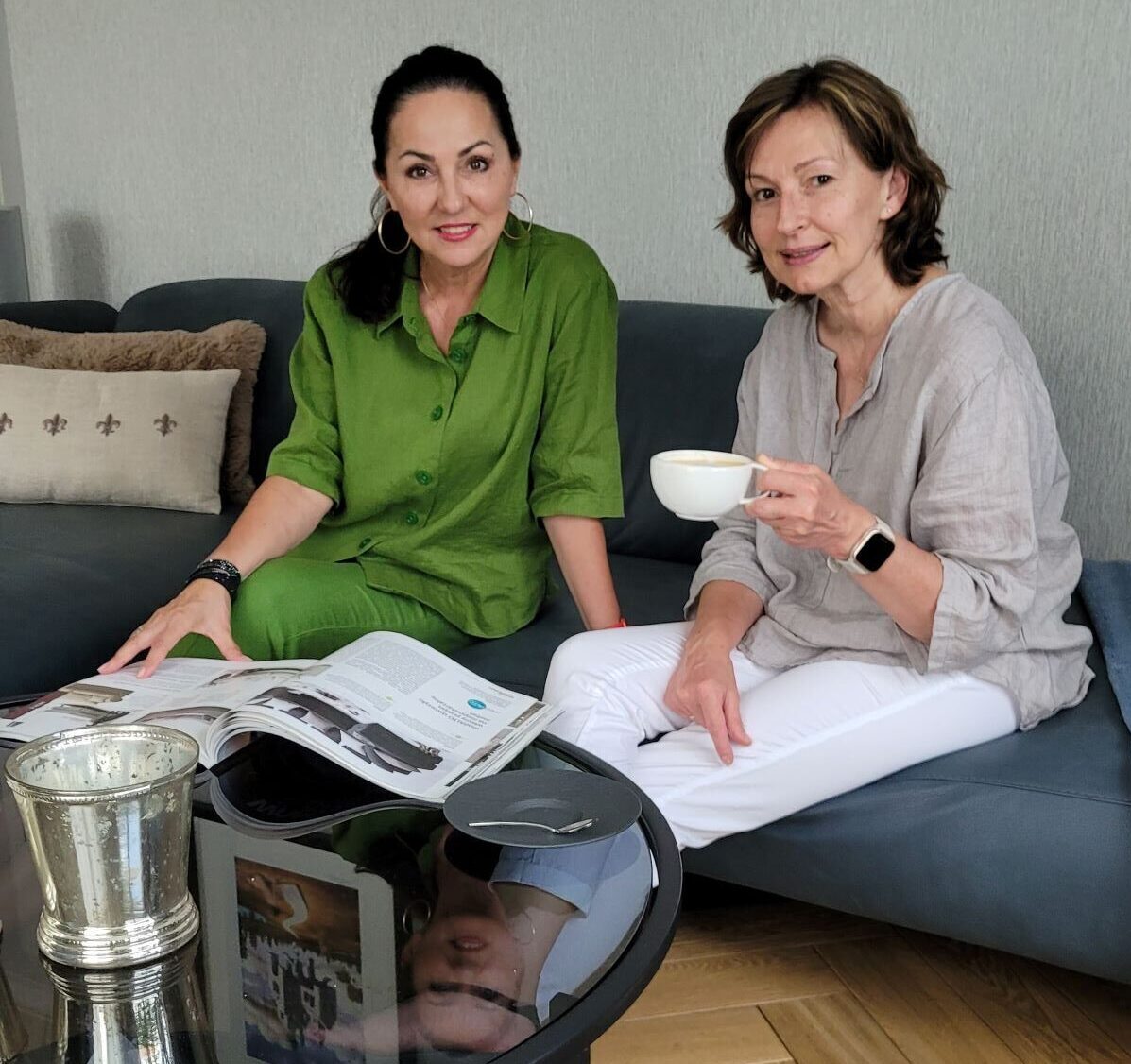 Małgosia Sołtysiak i Joanna Kołkowska przy stoliku kawowym, Joanna z filiżanką kawy w ręku