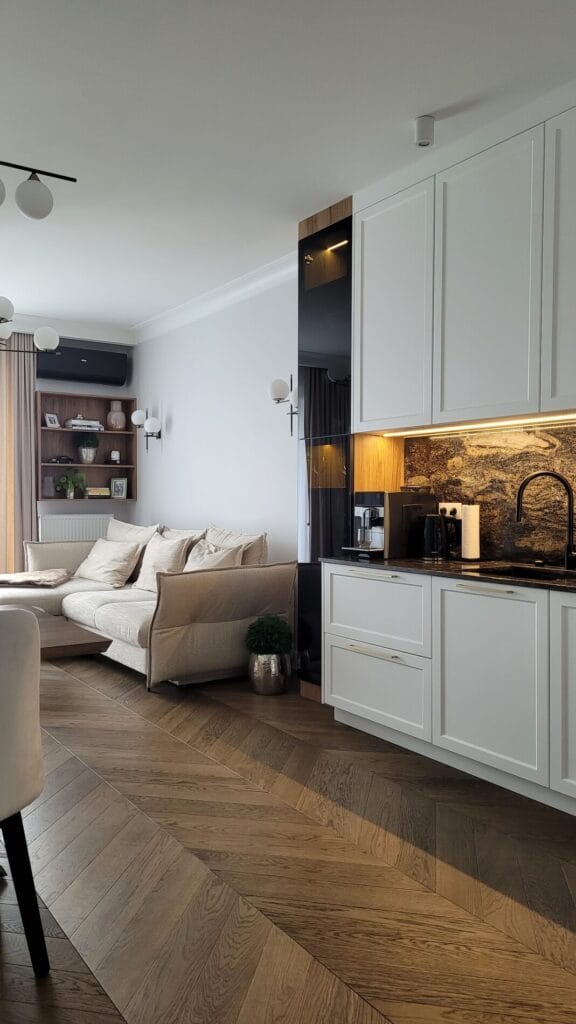 jasna, wygodna sofa w salonie