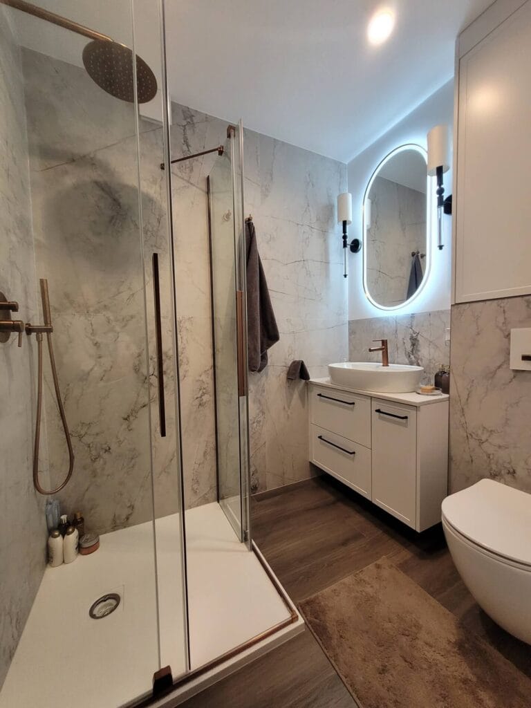 miedziane, szczotkowane baterie ozdobą łazienki